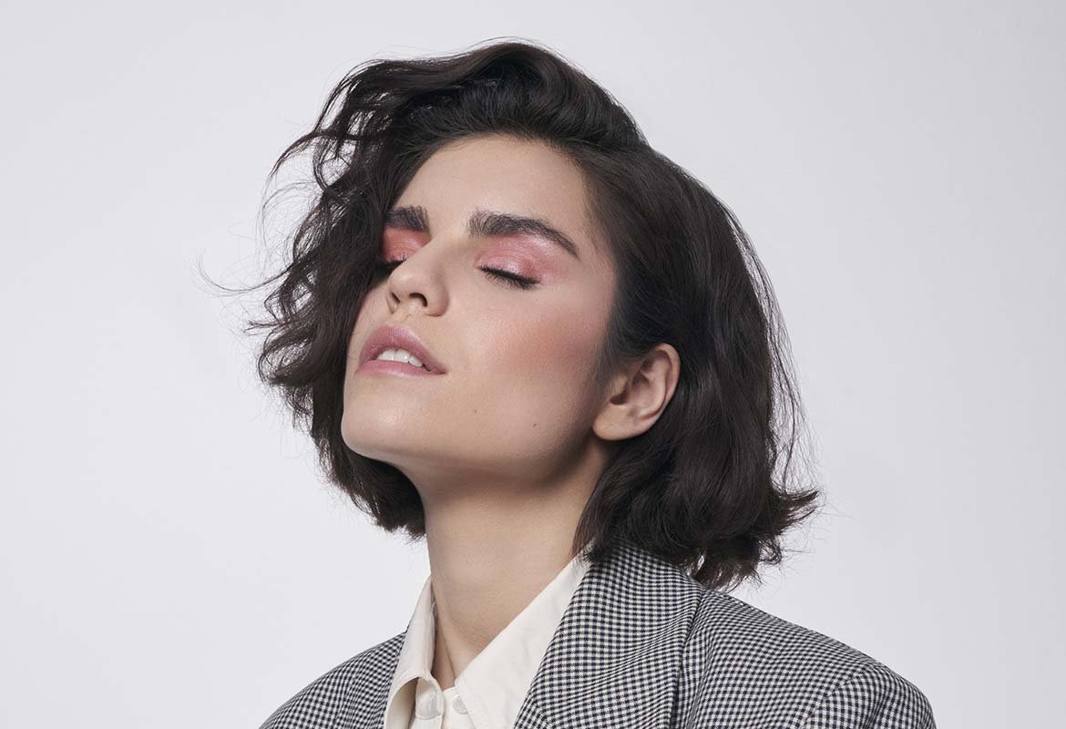 Aprende cómo dar volumen al pelo fino con un corte a capas y el toque maestro de la Laca Elnett de L’Oréal Paris.